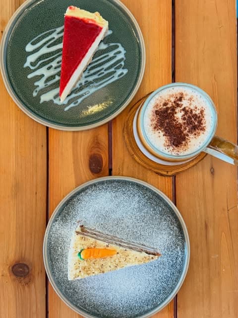 Cheesecake de fresa, carrot cake y capuchino vistos desde arriba