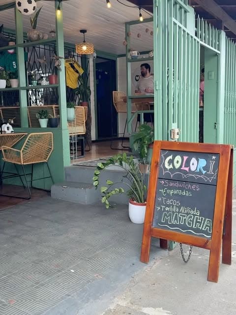 Entrada de Colori con plantas y pizarra del menú